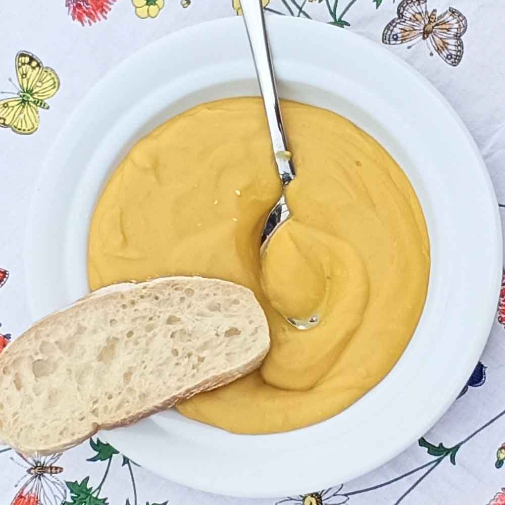 Ein Teller mit Erbsen Suppe
