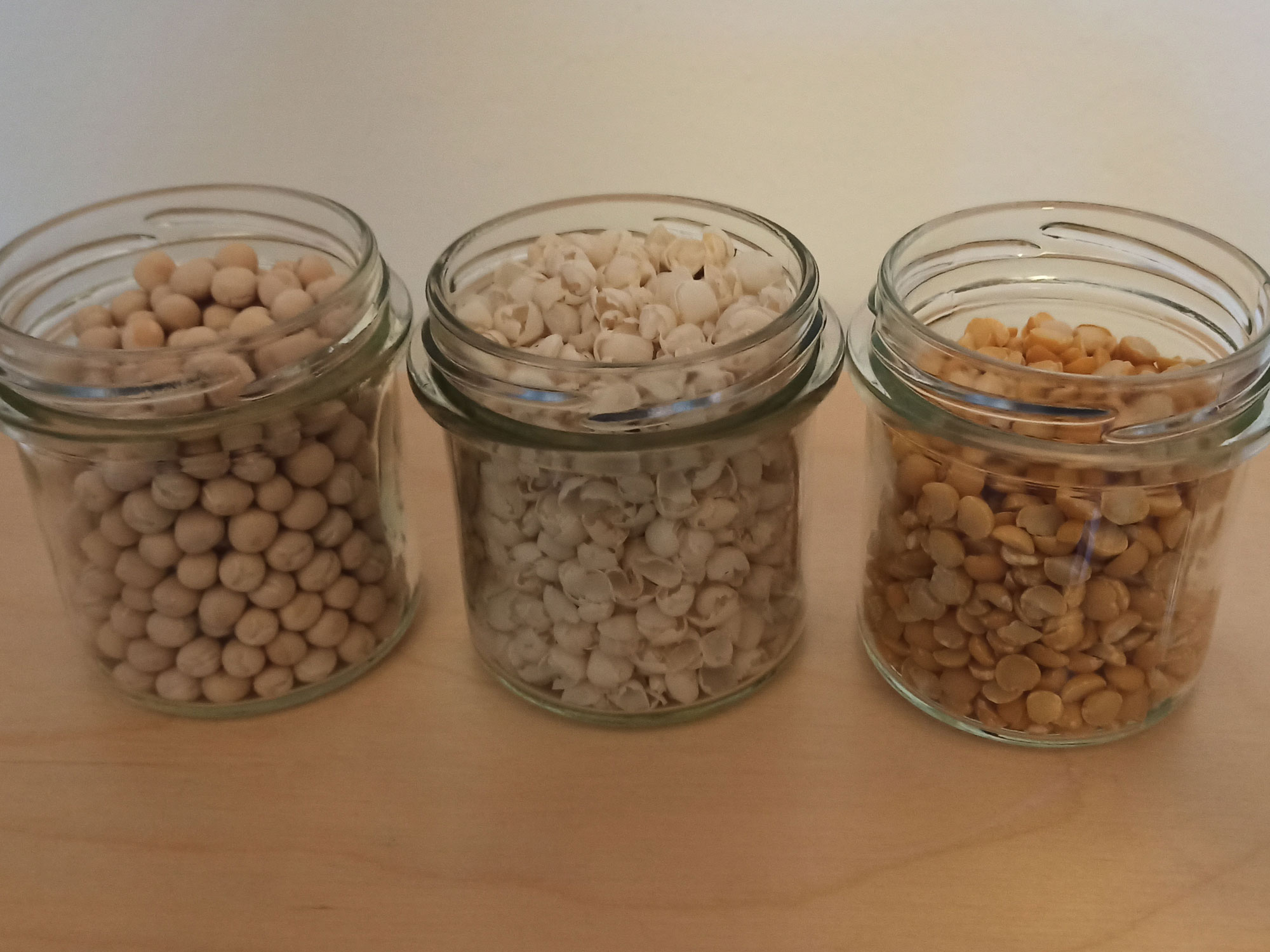 Erbsen, Erbsen Schale und Erbsen halbiert