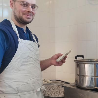 Das Tempeh wird gedämpft.